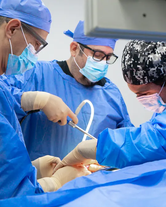Dr. Jorge Reyes Mendiola and his surgical team performing a laparoscopic gallbladder surgery in Tijuana
